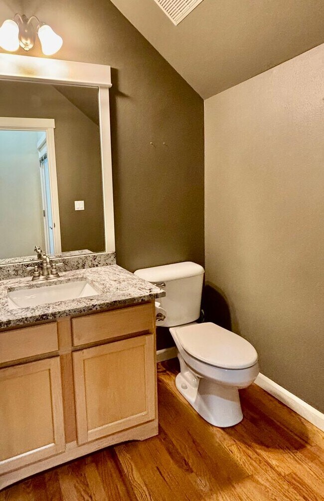 Building Photo - 4 Bed / 2.5 Bath Kirkland single family home $3,795/mo