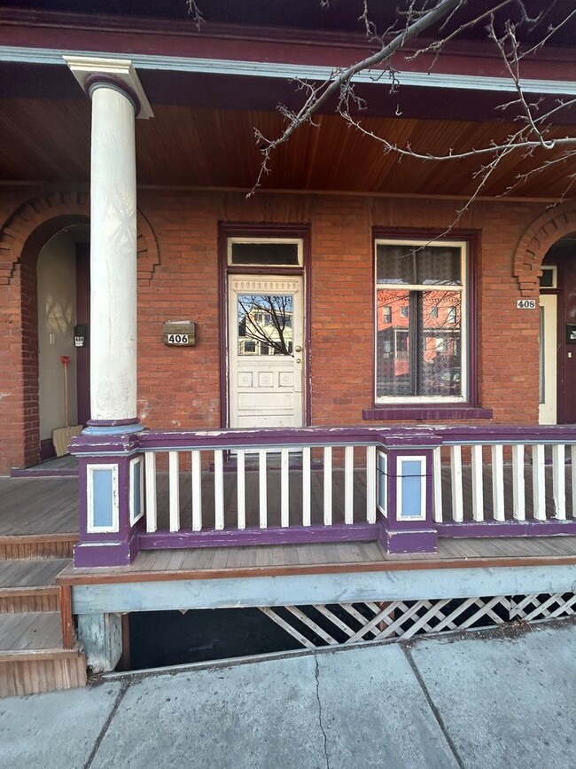 Building Photo - 402 W Mercury St