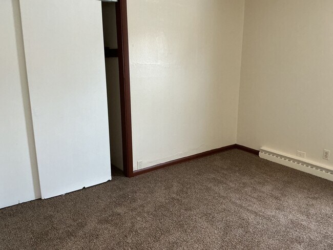 Building Photo - 4 Bedroom Single Family Home