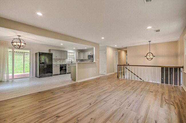 Building Photo - Beautiful split foyer home in Colonial Hei...