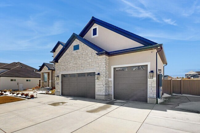 Building Photo - High-End Spacious 4 Bedroom Home in Desirable Highland with Private Backyard and Finished Basement