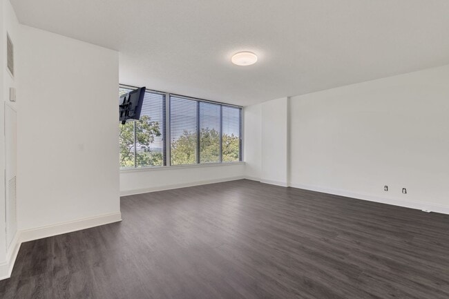 Building Photo - 6666 Brookmont Terrace