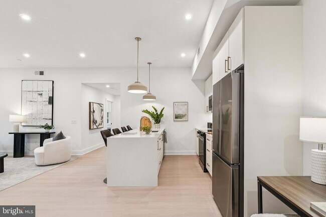 Building Photo - 30 W Allens Ln