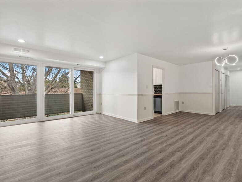 Building Photo - 5608 Bloomfield Dr