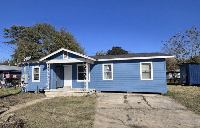 Building Photo - NA - "141 Ambroise St"