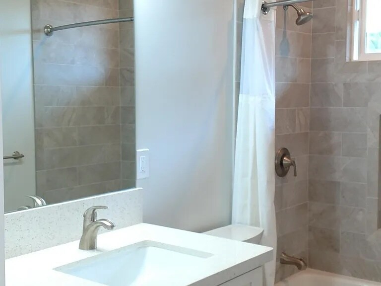 Guest Bath with Tub - 1115 Uluopihi Loop