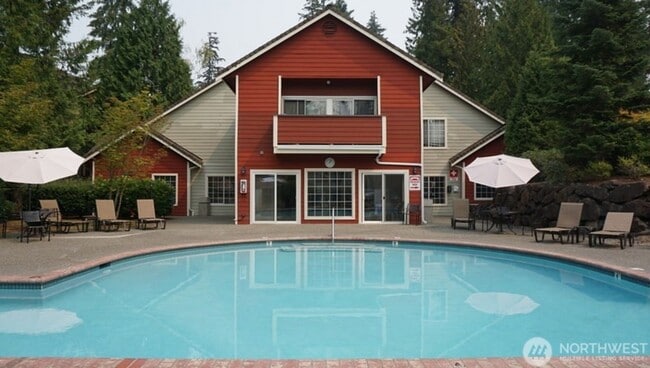 Building Photo - 15433 Country Club Dr