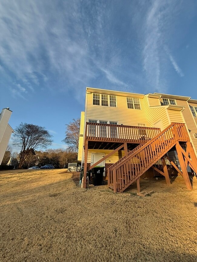 Building Photo - Beautiful 3 Bedroom 2.5 Bath End Unit Town Home with Lake View!