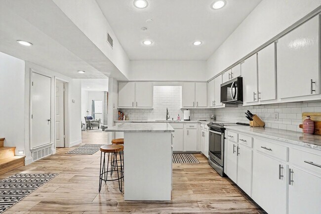 Building Photo - 12368 Montego Plaza