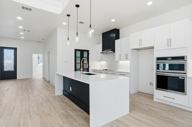 Building Photo - 128 N Cedar St