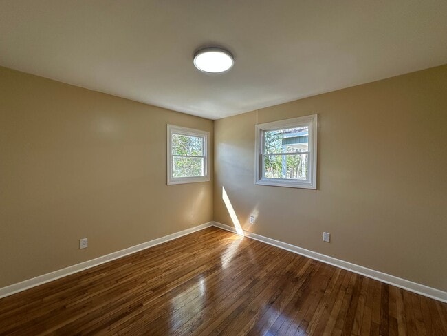 Building Photo - Renovated 3 Bed 1 Bath House