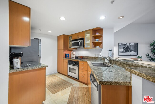 Building Photo - 13700 Marina Pointe Dr