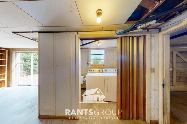 Building Photo - 2-Bedroom Home with Basement on a Spacious...