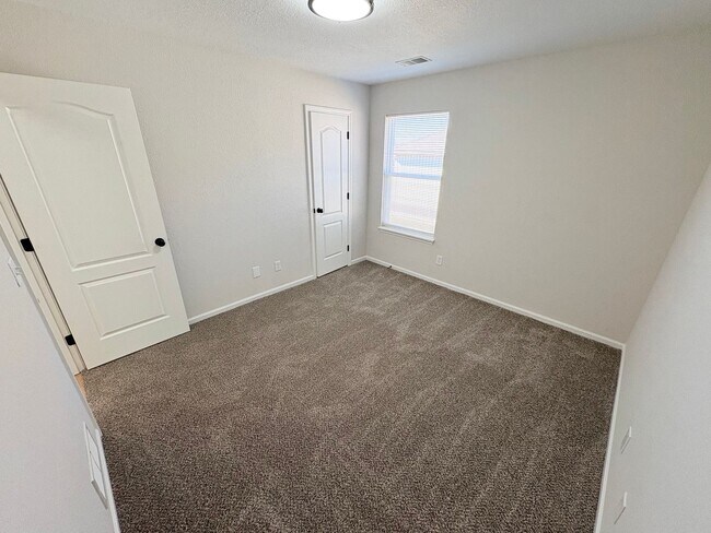 Building Photo - 118-122 SW Rock Garden St