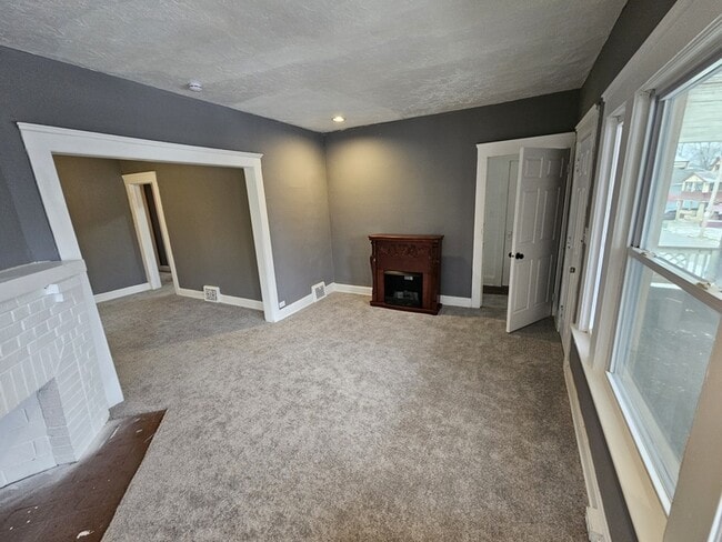 Building Photo - 440 E 115th St