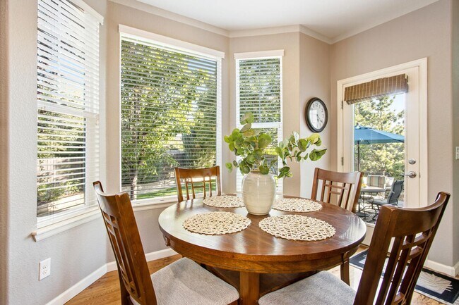 Building Photo - Spacious 4 Bed, 3 Bath House in Johnstown!