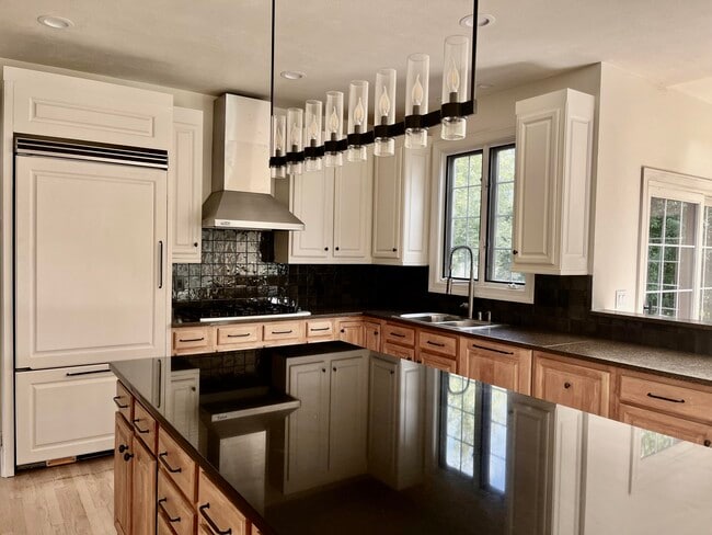 Building Photo - 900 Evergreen Cir