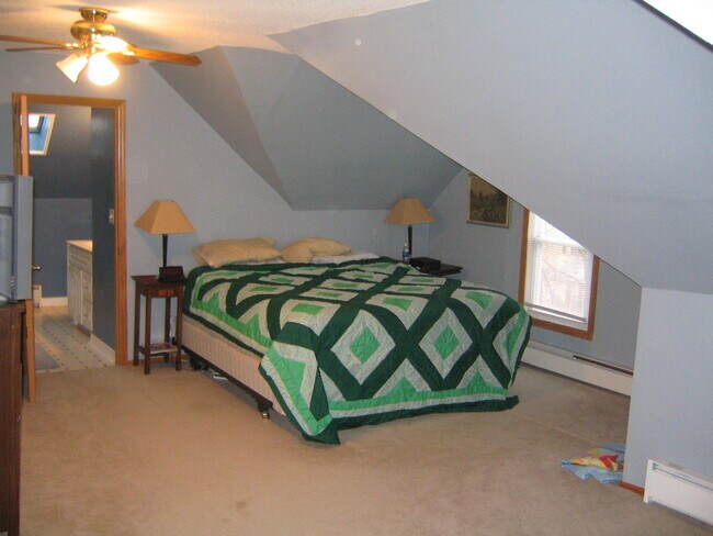 Attic bedroom - 916 Laurel Ave