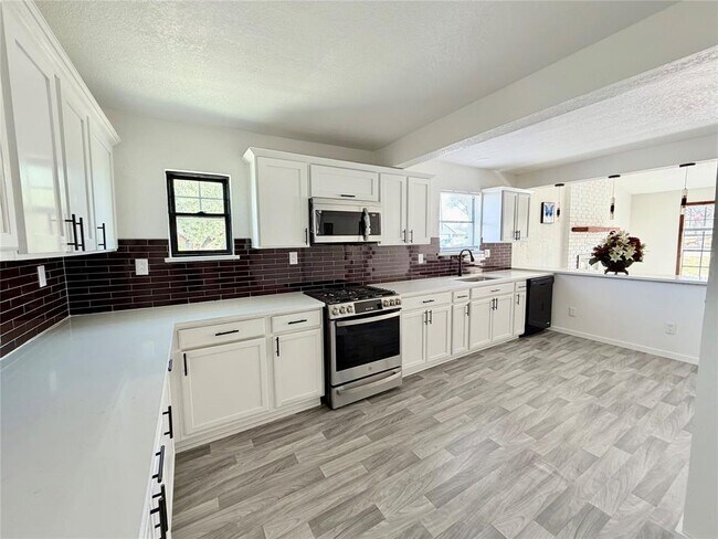 Building Photo - 1504 Parkview Ln