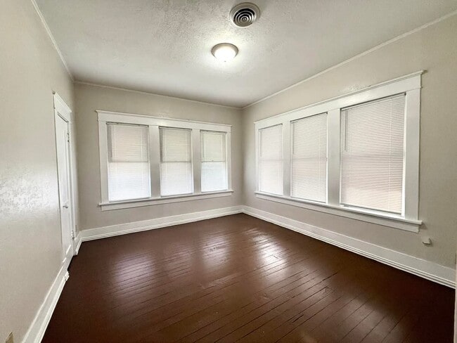 Building Photo - 1501 N Washington St