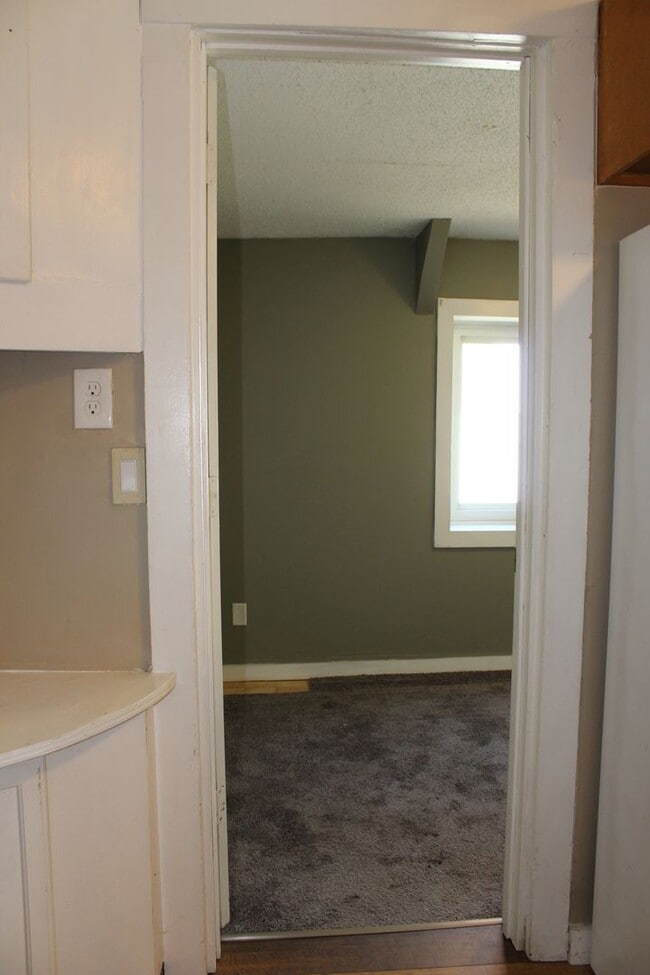 Building Photo - 3 Bedroom - one level