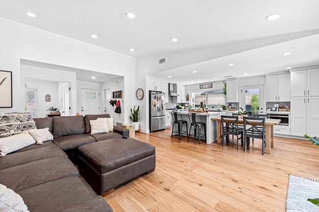 Building Photo - 6522 Farinella Dr