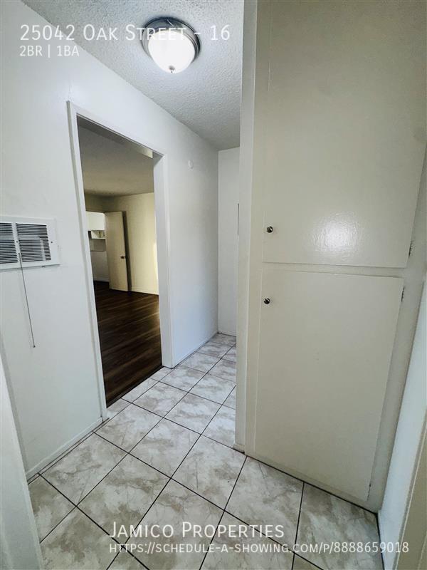 Building Photo - 25042 Oak St