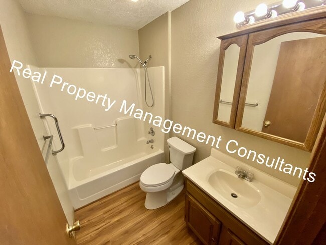 Building Photo - Redbud Ridge 7