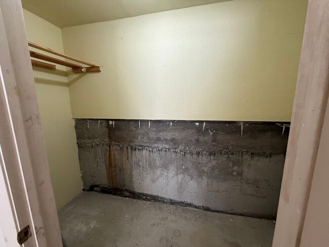 Building Photo - SPACIOUS TWO BED / TWO BATH UPPER-LEVEL CO...