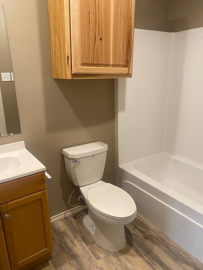 Building Photo - 3 bed 2 bath