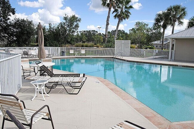 Building Photo - 2775 Royal Palm Dr