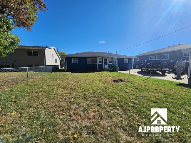 Building Photo - 2 Bedroom 1 Bathroom Near Edison Middle School