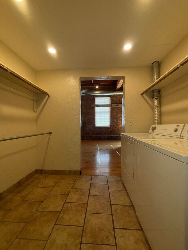 Building Photo - Large One Bedroom One bath Loft Apartment available Now!