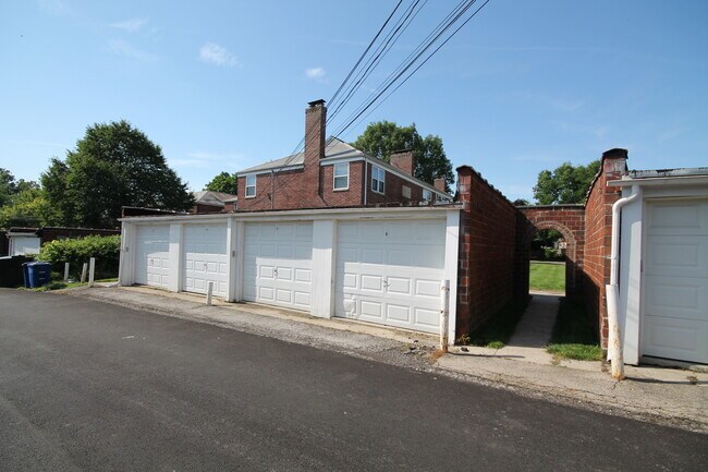 Building Photo - 2 Bedroom - Grandview Area