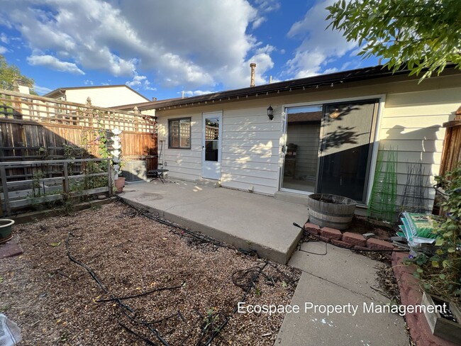 Building Photo - Beautiful Townhouse in Aurora's Mission Vi...