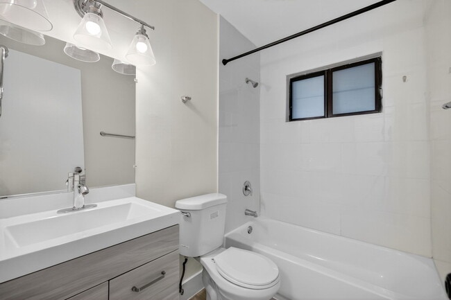 Building Photo - Wilton Manors