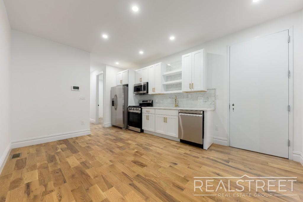 Building Photo - STUNNING 4.5+ BED 3 BATH DUPLEX + YARD IN ...