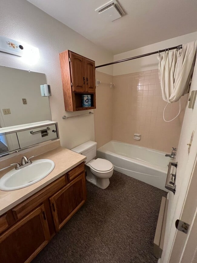 Building Photo - 1 Bedroom 1 Bath Townhouse in Great Neighborhood