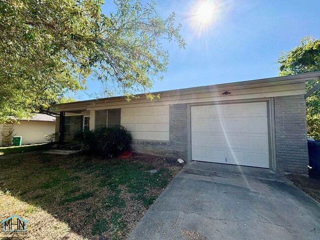 Building Photo - Charming 3 bed, 1 bath home in close proxi...