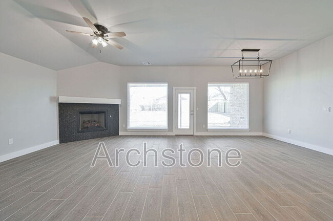 Building Photo - 2140 N Everest Ave