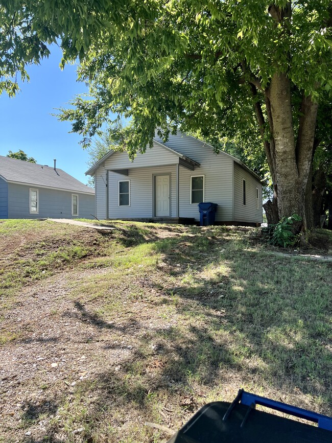 Building Photo - 618 W Apache St