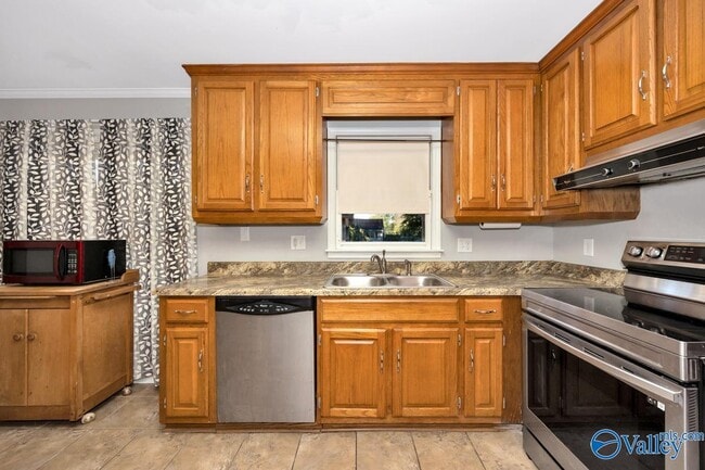 Building Photo - 404 Cloverleaf Dr