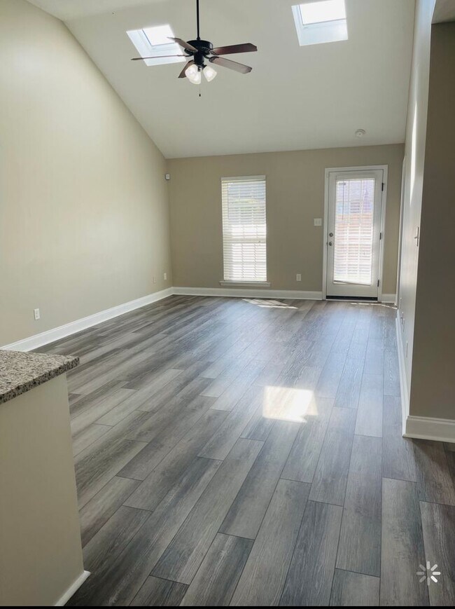 Building Photo - 844 Bryan Cir