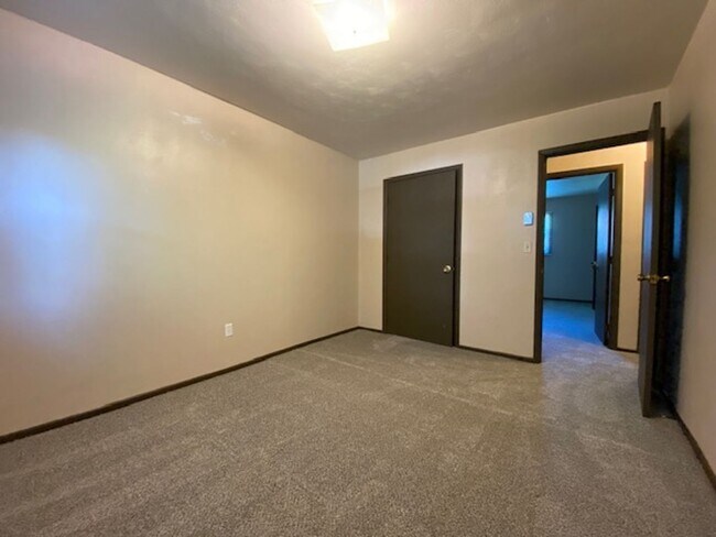 Building Photo - 419-423 N RUSSELL