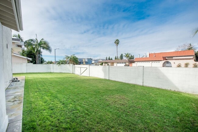 Building Photo - Now Available for Lease Beautiful 4 Bedroom Home with Basement