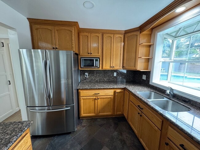 Building Photo - Beautiful 3 bedroom 2 bath Pool Home...  this one is a SHOW STOPPER