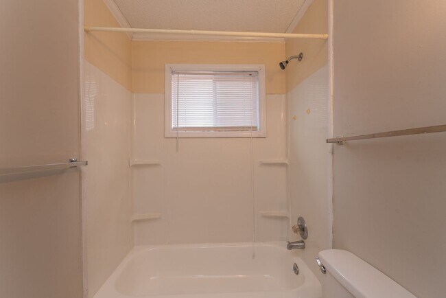 Building Photo - SECTION 8 ACCEPTED! - Cozy 2-Bedroom Home ...