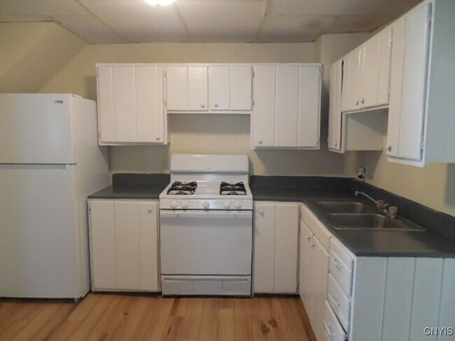 Building Photo - 835 Ann St