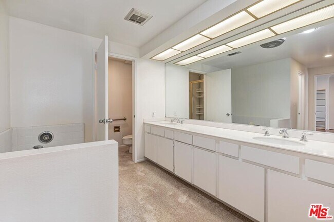 Building Photo - 1201 S Roxbury Dr