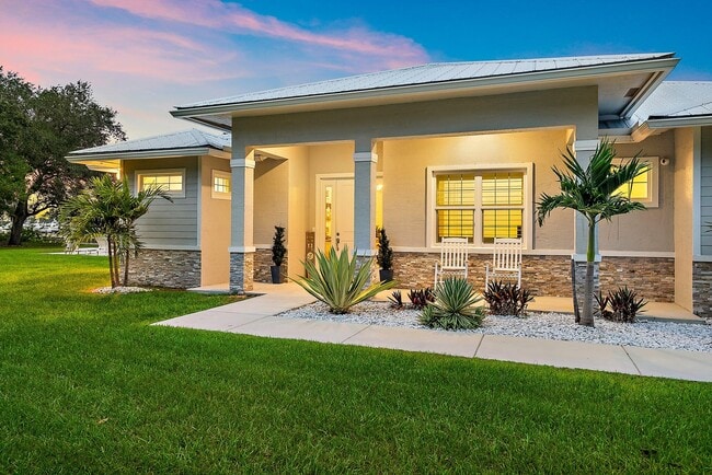 Building Photo - 12955 SW Kanner Hwy